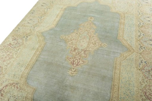 Backside of handmade 1950s Vintage rug showing knot structure and weave density