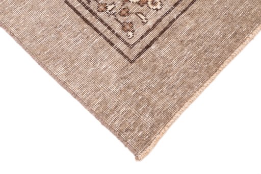 Central medallion detail of 1950s Vintage rug from Iran / Persia