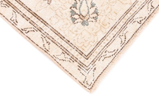Central medallion detail of 1972s Vintage rug from Iran / Persia