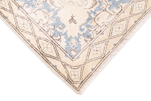 Central medallion detail of 1950s Vintage rug from Iran / Persia