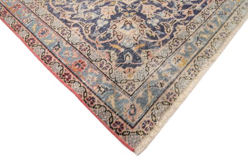 Central medallion detail of 1980s Vintage rug from Iran / Persia