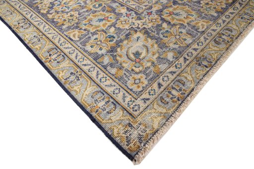 Central medallion detail of 1980s Vintage rug from Iran / Persia