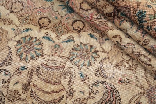 Central medallion detail of 1980s Vintage rug from Iran / Persia