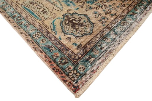 Central medallion detail of 1980s Vintage rug from Iran / Persia