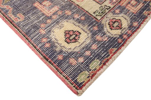 Central medallion detail of 1980s Vintage rug from Iran / Persia