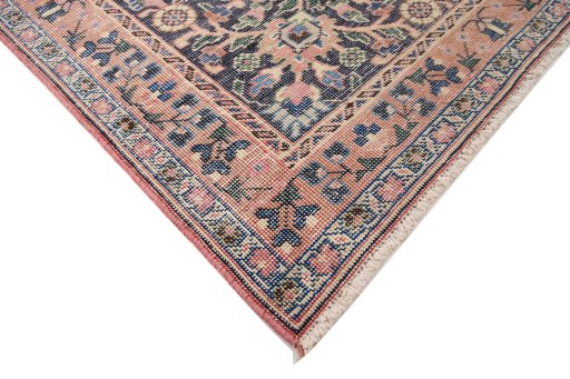 Central medallion detail of 1970s Vintage rug from Iran / Persia