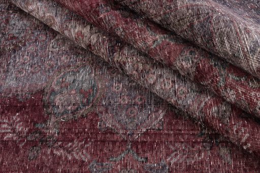 Corner detail of 1950s Vintage rug showing border pattern and Wool pile