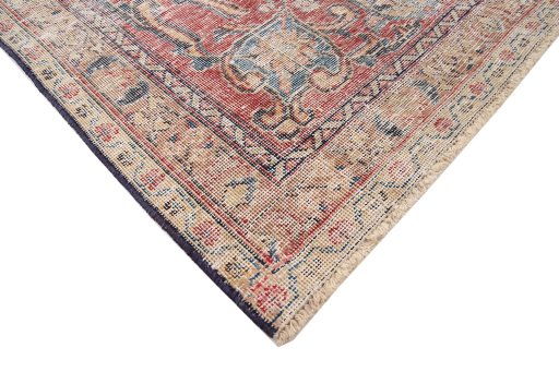 Central medallion detail of 1970s Vintage rug from Iran / Persia