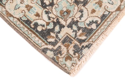 Central medallion detail of 1955s Vintage rug from Iran / Persia