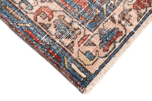 Central medallion detail of 1940s Vintage rug from Iran / Persia