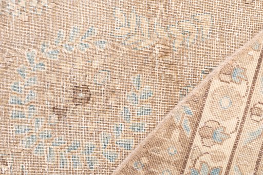 Central medallion detail of 1970s Vintage rug from Iran / Persia