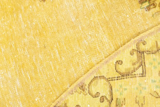 Central medallion detail of 1970s Vintage rug from Iran / Persia