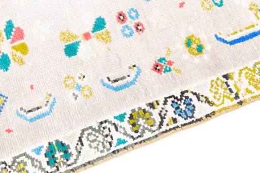 Backside of handmade 1970s Vintage rug showing knot structure and weave density