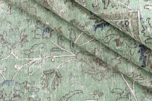 Corner detail of 1955s Vintage rug showing border pattern and Wool pile