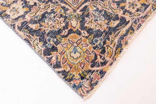 Central medallion detail of 1977s Vintage rug from Iran / Persia