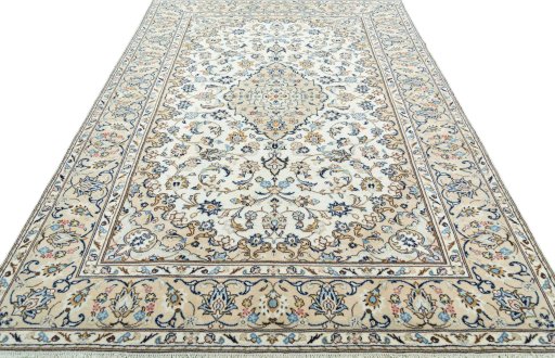 Surface texture of 2000s Kashan rug with natural Wool and intricate pattern