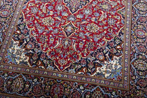 Close-up detail of New Kashan rug from Iran / Persia showing Cork weave