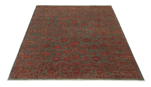 Surface texture of New Farahan rug with natural Wool and intricate pattern