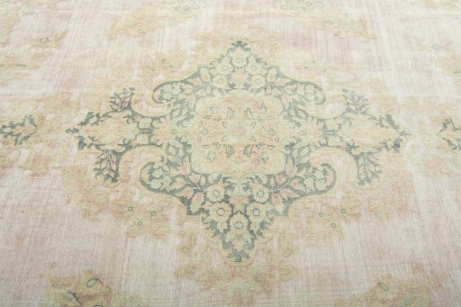 Central medallion detail of 1950s Vintage rug from Pakistan