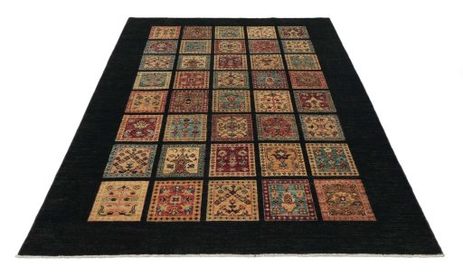 Surface texture of New Farahan rug with natural Wool and intricate pattern
