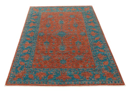 Surface texture of New Farahan rug with natural Wool and intricate pattern
