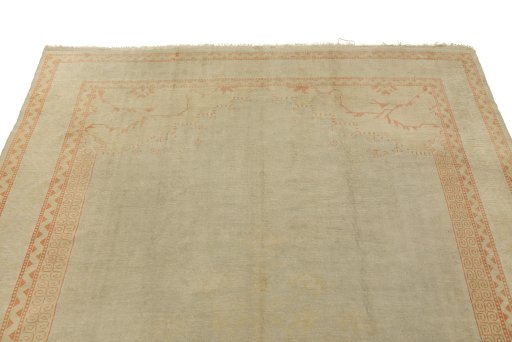 Surface texture of 1920s Oushak rug with natural Wool and intricate pattern