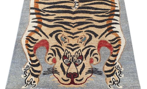 Surface texture of New Farahan rug with natural Wool and intricate pattern