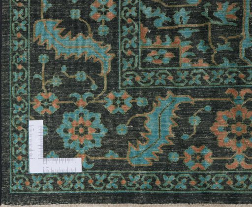 Corner detail of New Farahan rug showing border pattern and Wool pile