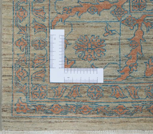Corner detail of New Farahan rug showing border pattern and Wool pile