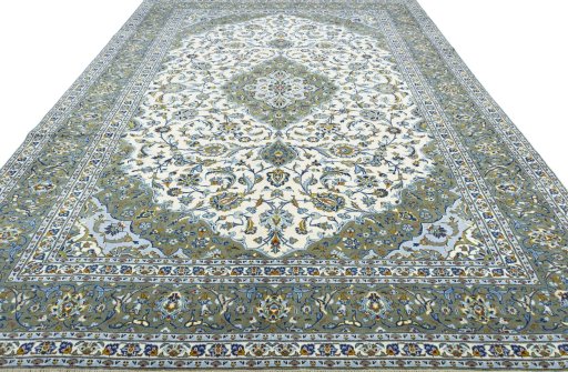 Surface texture of 2000s Kashan rug with natural Wool and intricate pattern