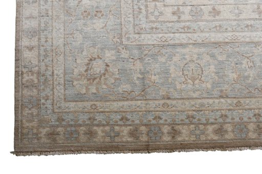 Surface texture of New Farahan rug with natural Wool and intricate pattern