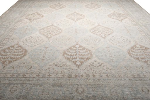 Surface texture of New Farahan rug with natural Wool and intricate pattern