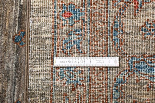 Central medallion detail of New Farahan rug from Pakistan