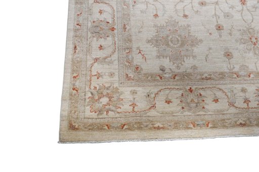 Corner detail of New Farahan rug showing border pattern and Wool pile