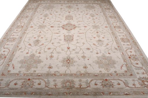 Surface texture of New Farahan rug with natural Wool and intricate pattern