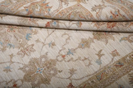 Corner detail of New Farahan rug showing border pattern and Wool pile