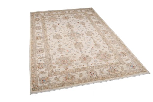 Corner detail of New Farahan rug showing border pattern and Wool pile
