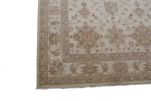 Corner detail of New Farahan rug showing border pattern and Wool pile