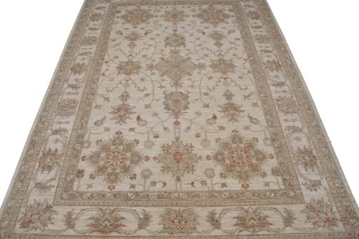 Surface texture of New Farahan rug with natural Wool and intricate pattern