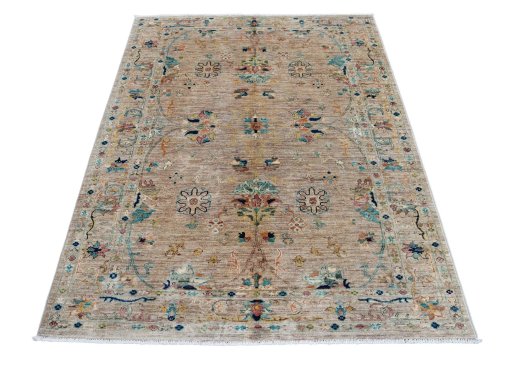 Surface texture of New Farahan rug with natural Wool and intricate pattern