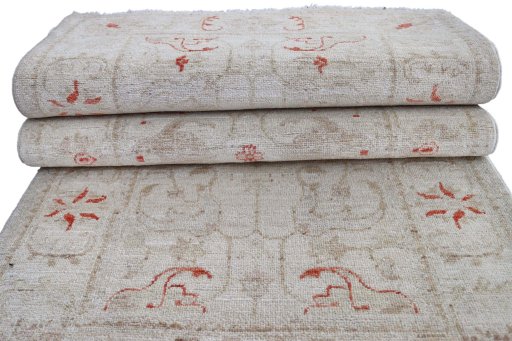 Surface texture of New Farahan rug with natural Wool and intricate pattern