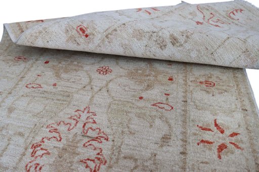 Surface texture of New Farahan rug with natural Wool and intricate pattern