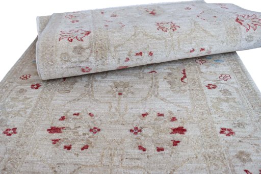 Surface texture of New Farahan rug with natural Wool and intricate pattern