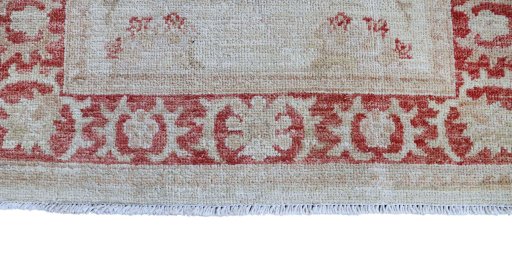Corner detail of New Farahan rug showing border pattern and Wool pile