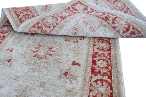 Surface texture of New Farahan rug with natural Wool and intricate pattern