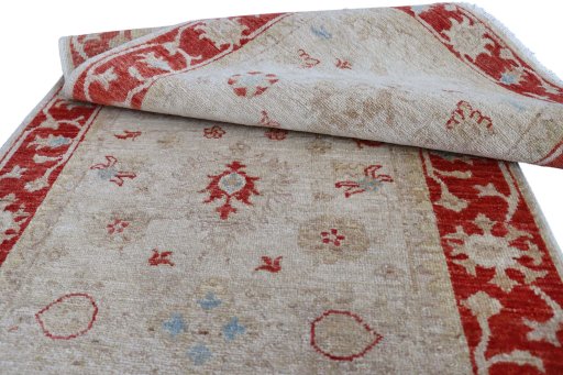 Surface texture of New Farahan rug with natural Wool and intricate pattern