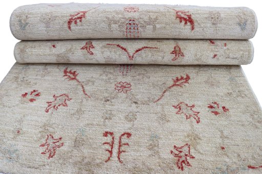 Surface texture of New Farahan rug with natural Wool and intricate pattern