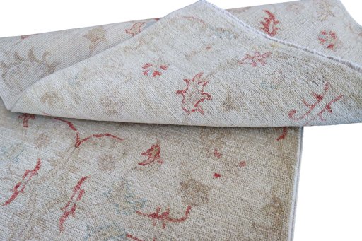 Surface texture of New Farahan rug with natural Wool and intricate pattern