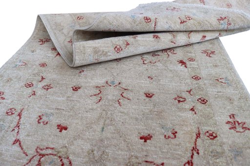Surface texture of New Farahan rug with natural Wool and intricate pattern