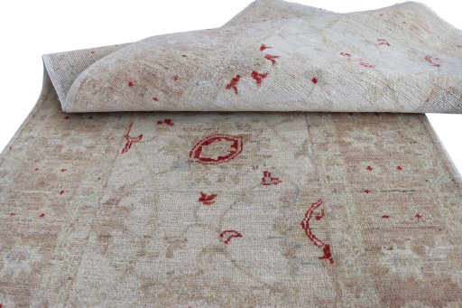 Surface texture of New Farahan rug with natural Wool and intricate pattern